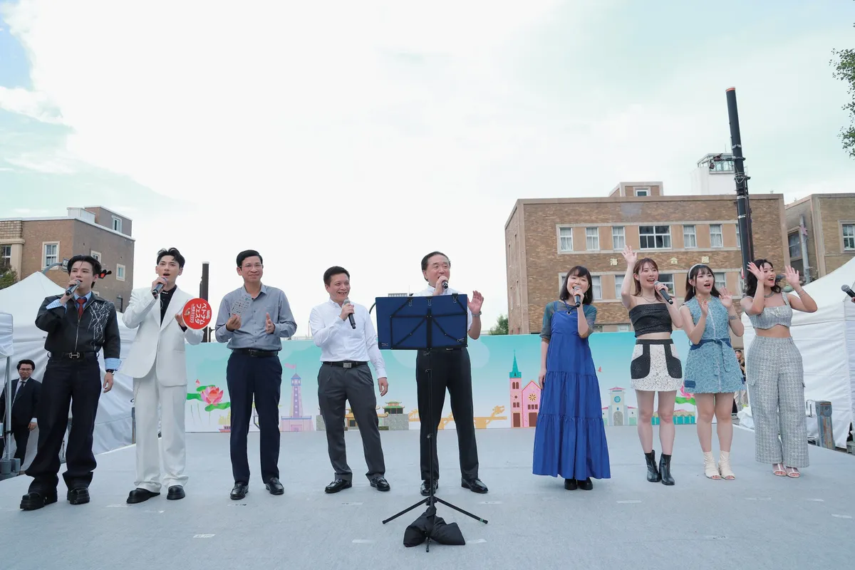 Isaac hát "Bống bống bang bang" cùng nhóm nhạc Nhật - Ảnh 1.