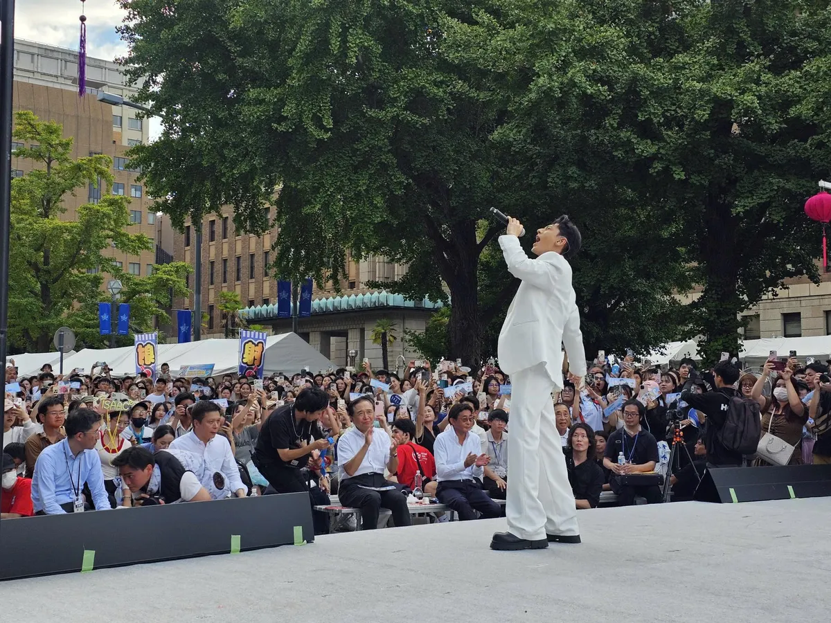 Isaac hát "Bống bống bang bang" cùng nhóm nhạc Nhật - Ảnh 3.