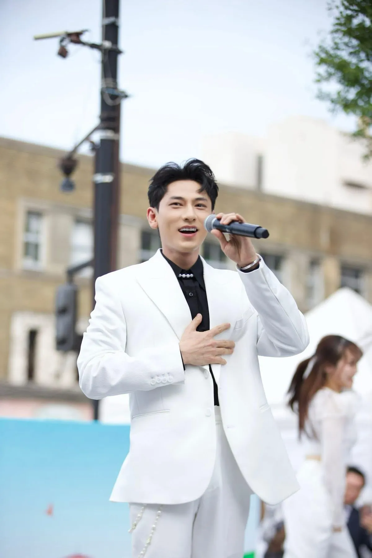 Isaac hát "Bống bống bang bang" cùng nhóm nhạc Nhật - Ảnh 2.