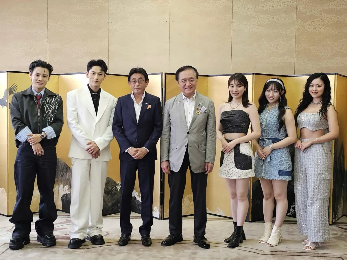 Isaac hát "Bống bống bang bang" cùng nhóm nhạc Nhật - Ảnh 5.