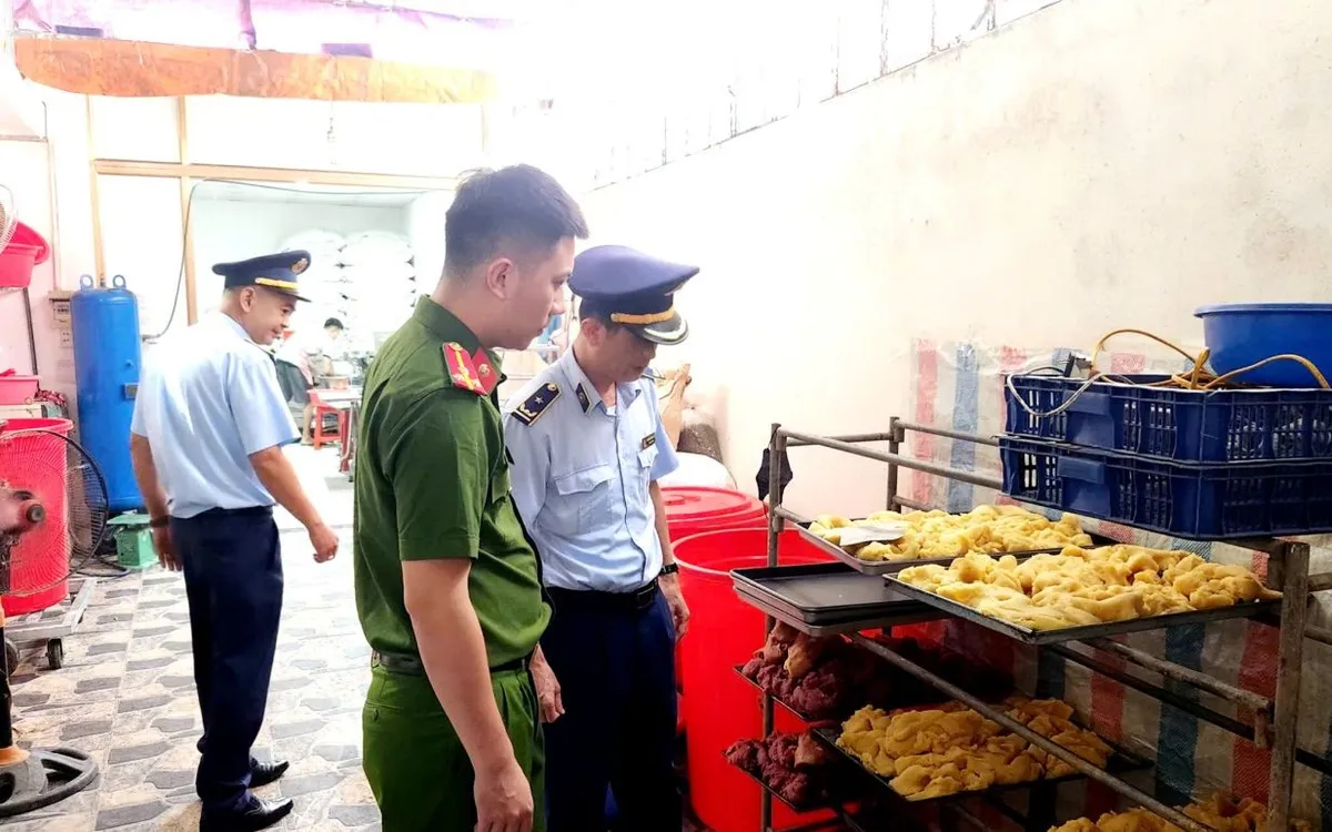 Lực lượng chức năng phát hiện khu vực chế biến thực phẩm của cơ sở sản xuất bánh trung thu không đảm bảo vệ sinh theo đúng quy định về nơi chế biến thực phẩm. Ảnh: BLS  Lực lượng chức năng phát hiện khu vực chế biến thực phẩm của cơ sở sản xuất bánh trung thu không đảm bảo vệ sinh theo đúng quy định về nơi chế biến thực phẩm. Ảnh: BLS