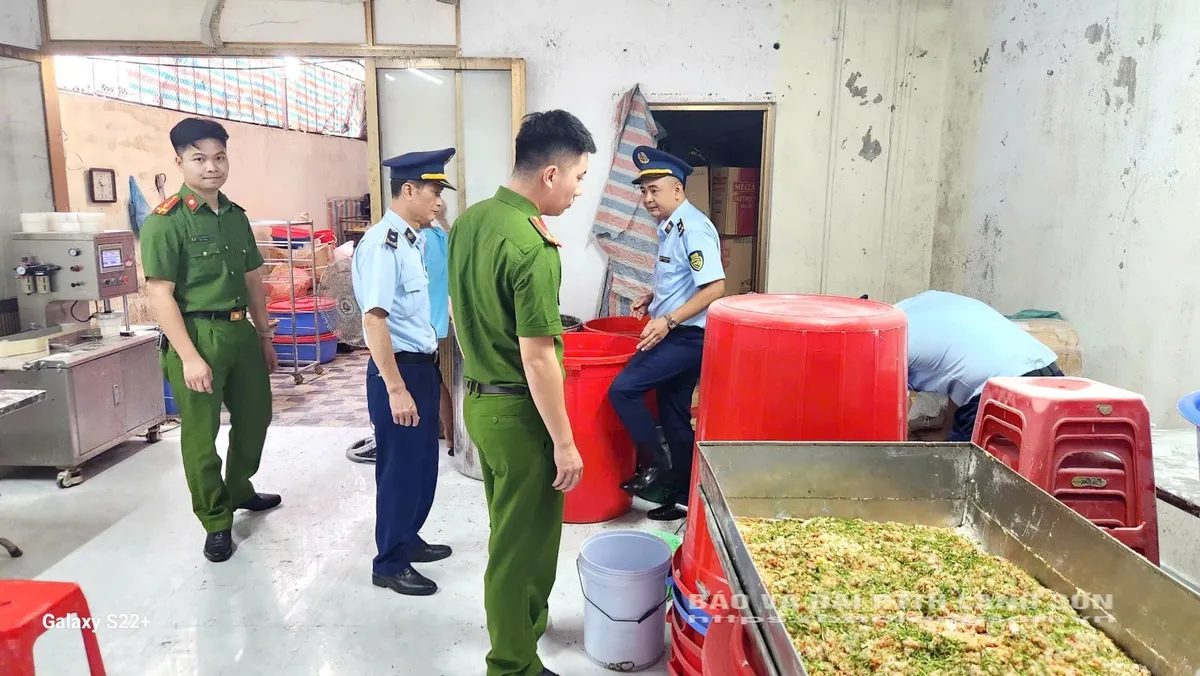 Phát hiện cơ sở sản xuất bánh trung thu vi phạm vệ sinh an toàn thực phẩm tại Lạng Sơn - Ảnh 1.