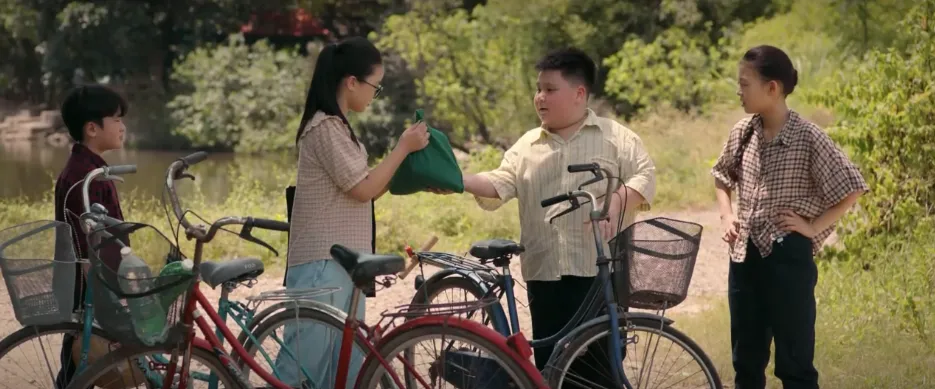 C&aacute;ch em 1 milimet - Tập 5: T&uacute; v&agrave; nh&oacute;m bạn rủ nhau đi th&agrave;nh phố thăm Quy&ecirc;n, cả nh&agrave; lo lắng- Ảnh 5.