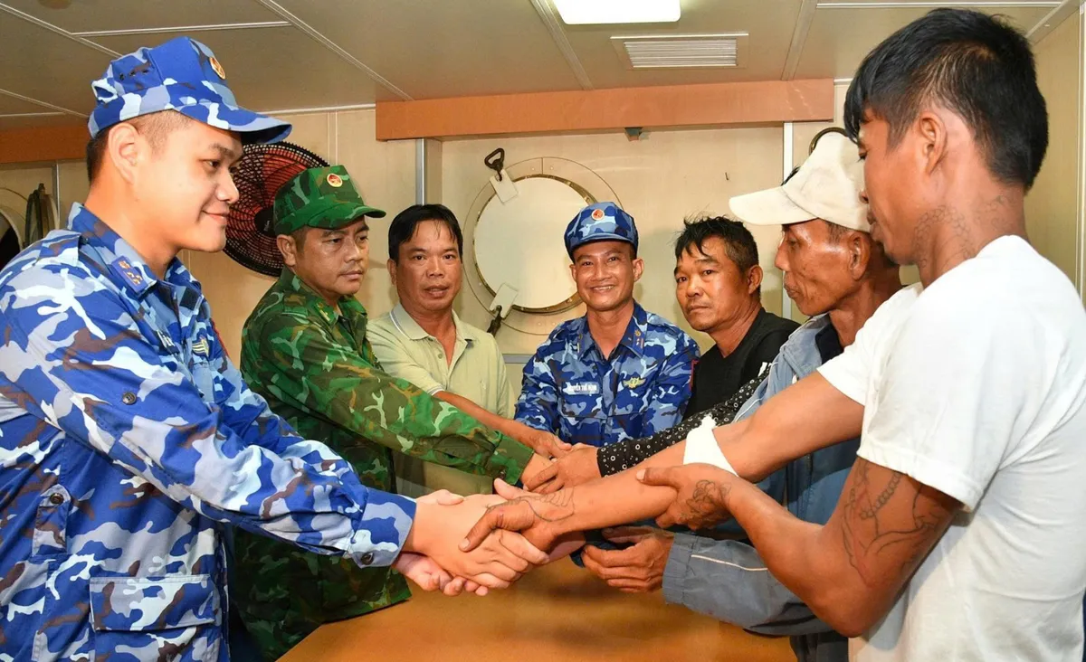 Bộ Tư lệnh Vùng Cảnh sát biển 4 kịp thời cứu 4 ngư dân gặp nạn trên biển - Ảnh 2.