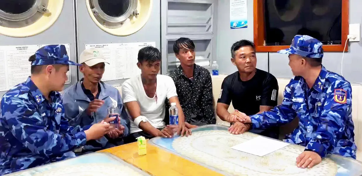 Bộ Tư lệnh Vùng Cảnh sát biển 4 kịp thời cứu 4 ngư dân gặp nạn trên biển - Ảnh 1.