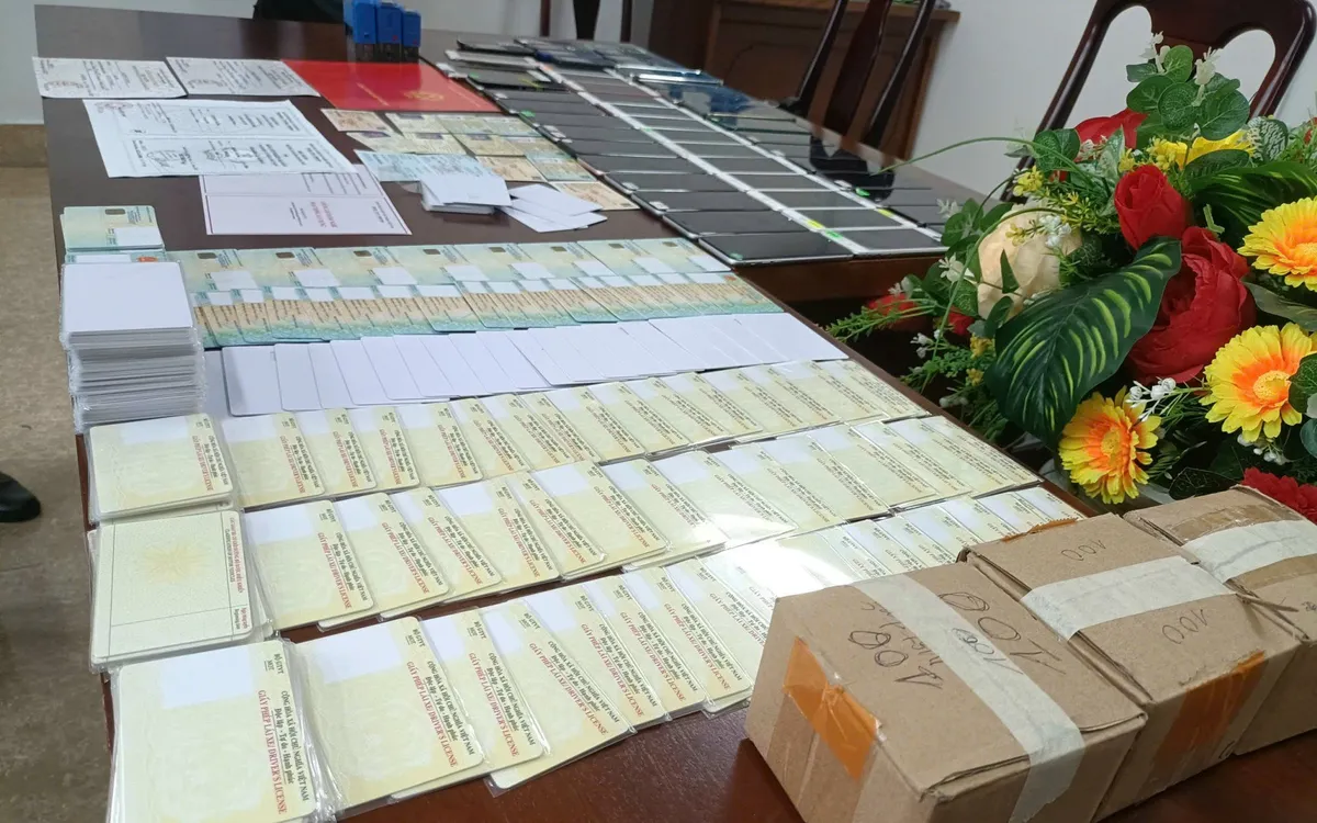 Hàng loạt giấy tờ giả được các đối tượng sản xuất tinh vi