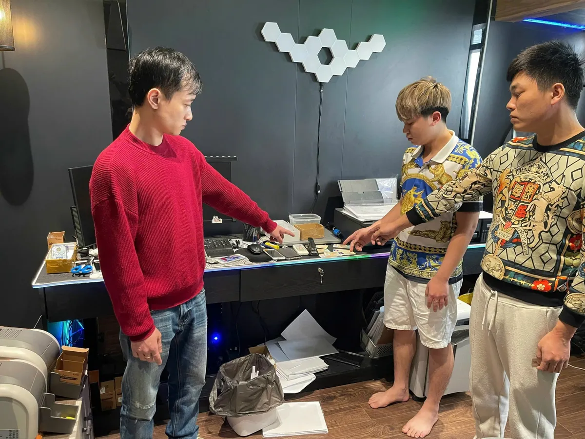 Triệt phá đường dây làm giấy tờ giả do "ông trùm" 9x điều hành - Ảnh 1.