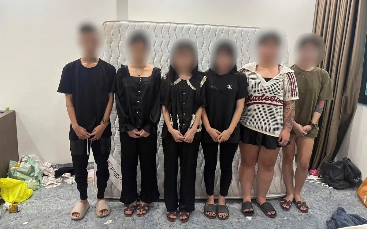 Các đối tượng bị phát hiện tại nhà nghỉ. (Ảnh: CA) Các đối tượng bị phát hiện tại nhà nghỉ. (Ảnh: CA)