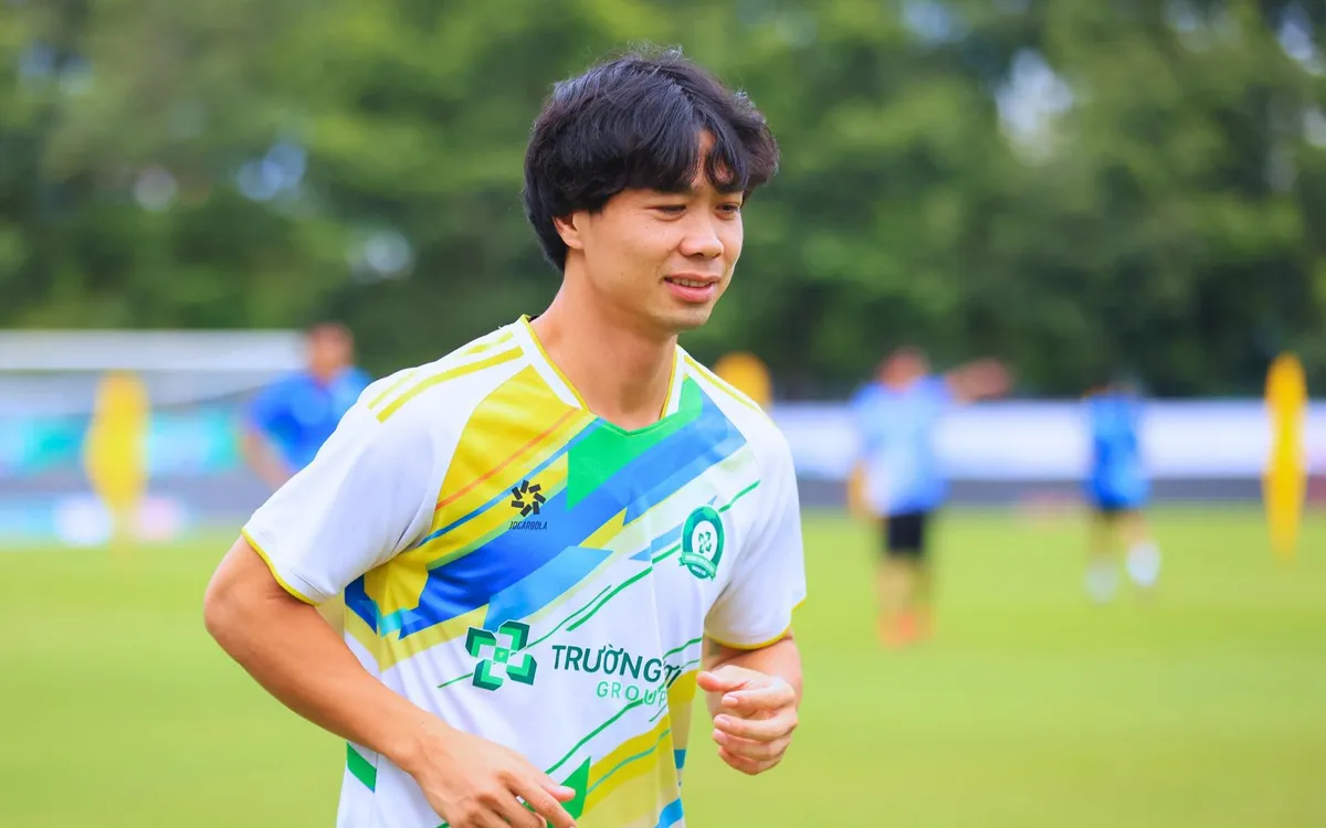 Công Phượng tươi tắn trong ngày trở lại tập luyện cùng CLB (Ảnh: CLB Trường Tươi Đồng Nai).