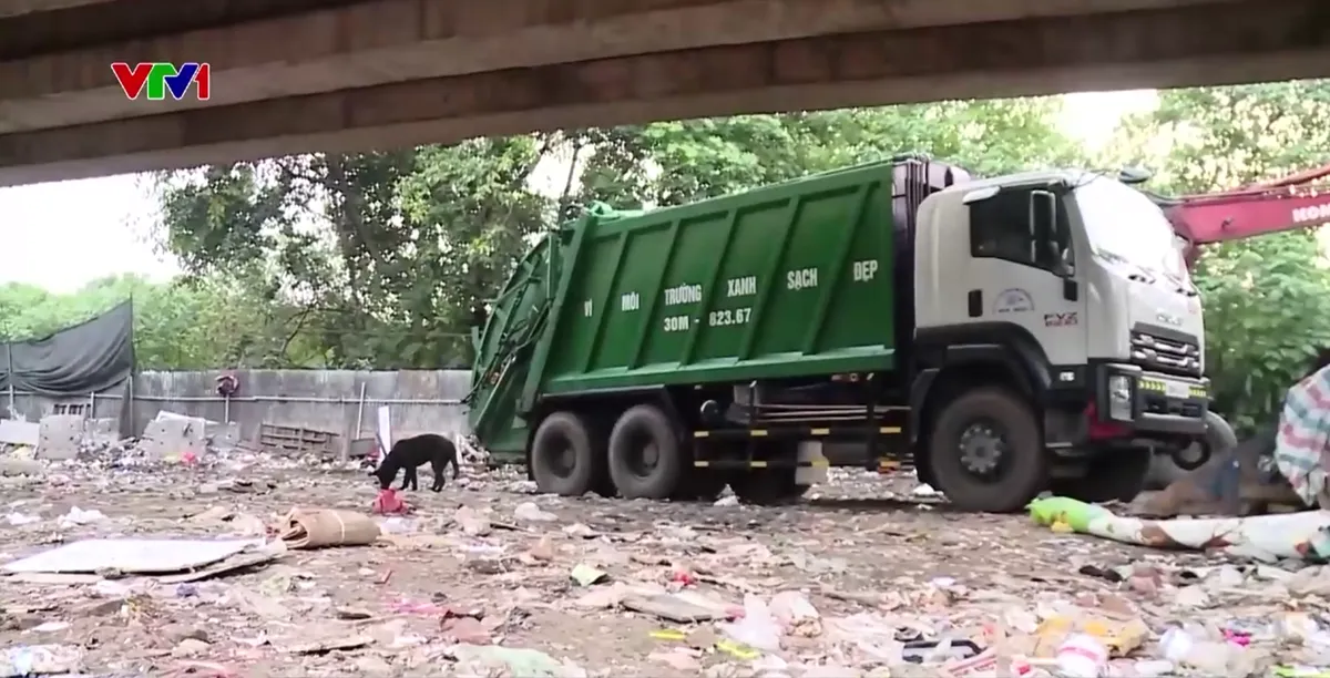 Vi phạm tập kết chất thải rắn trái phép dưới gầm đường sắt tại Hà Nội - Ảnh 1.