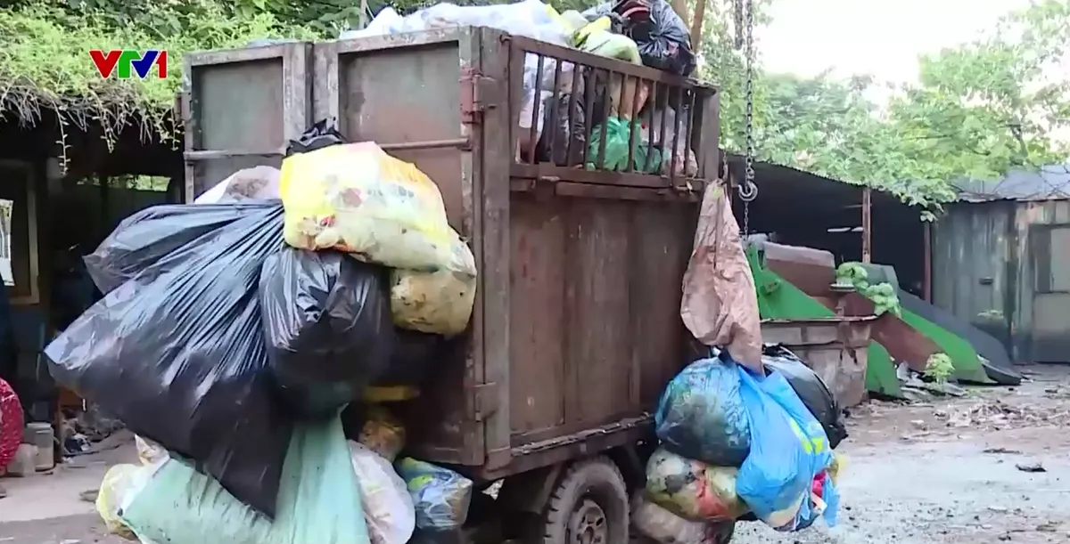 Vi phạm tập kết chất thải rắn trái phép dưới gầm đường sắt tại Hà Nội - Ảnh 2.