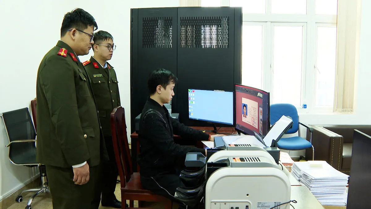 Triệt phá đường dây làm giấy tờ giả do "ông trùm" 9x điều hành - Ảnh 2.
