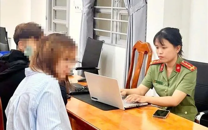 Công an xã Tân Lợi xử phạt chị T số tiền 7,5 triệu đồng vì đe dọa, xúc phạm người khác. Ảnh: TTXVN
 Công an xã Tân Lợi xử phạt chị T số tiền 7,5 triệu đồng vì đe dọa, xúc phạm người khác. Ảnh: TTXVN