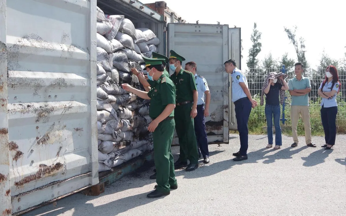 Lực lượng chức năng phát hiện, bắt giữ container chứa 29,84 tấn phế liệu kim loại 