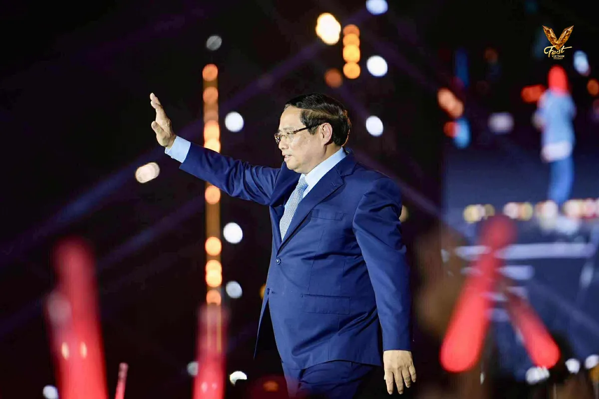 Thủ tướng Chính phủ Phạm Minh Chính bước lên sân khấu V Fest - Vietnam Today và vẫy tay chào những khán giả tham gia chương trình. Thủ tướng Chính phủ Phạm Minh Chính bước lên sân khấu V Fest - Vietnam Today và vẫy tay chào những khán giả tham gia chương trình.