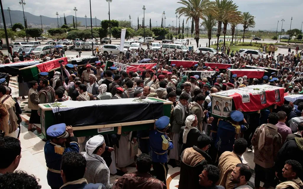 Người dân Yemen khiêng quan tài 31 nhà báo thiệt mạng trong lễ tang tại Sana’a ngày 16/9/2025 (Ảnh: AP) Người dân Yemen khiêng quan tài 31 nhà báo thiệt mạng trong lễ tang tại Sana’a ngày 16/9/2025 (Ảnh: AP)