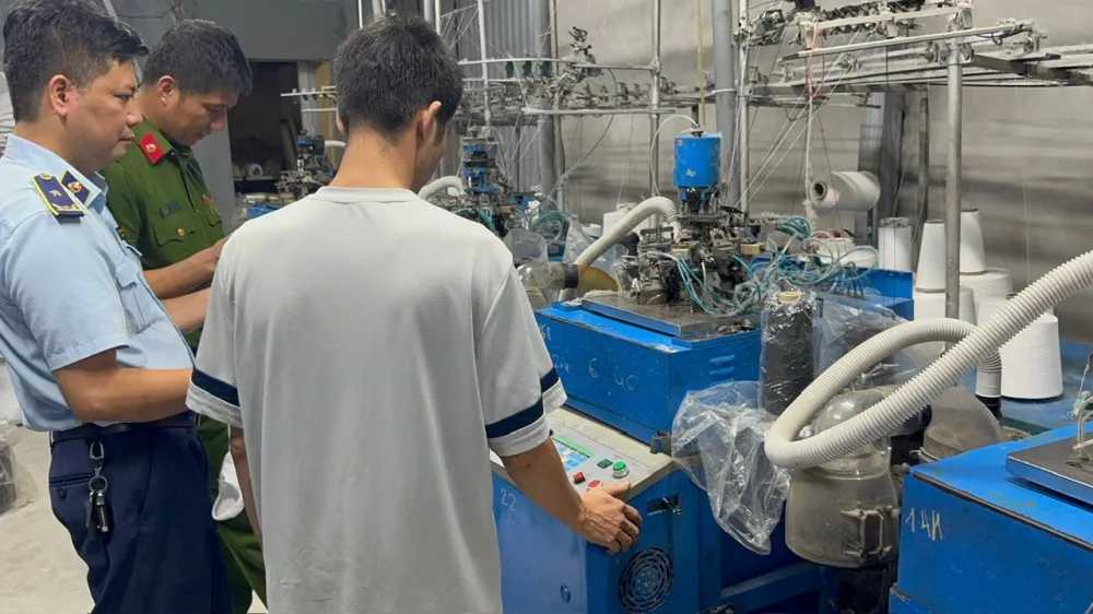 Phát hiện cơ sở sản xuất số lượng lớn tất giả mạo nhãn hiệu - Ảnh 1.