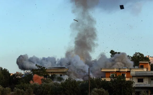 Khói bốc lên giữa các cuộc không kích của Israel tại làng Kfar Tibnit, miền Nam Lebanon, ngày 18/9/2025 (Ảnh: AFP)