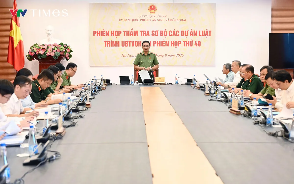 Phó Chủ nhiệm Ủy ban Quốc phòng, An ninh và Đối ngoại, Trung tướng Nguyễn Minh Đức phát biểu mở đầu Phiên họp, đề nghị các đại biểu tham gia đóng góp ý kiến để Thường trực Ủy ban Quốc phòng, An ninh và Đối ngoại hoàn thiện Báo cáo thẩm tra báo cáo UBTVQH tại Phiên họp thứ 49. Ảnh: Khắc Phục