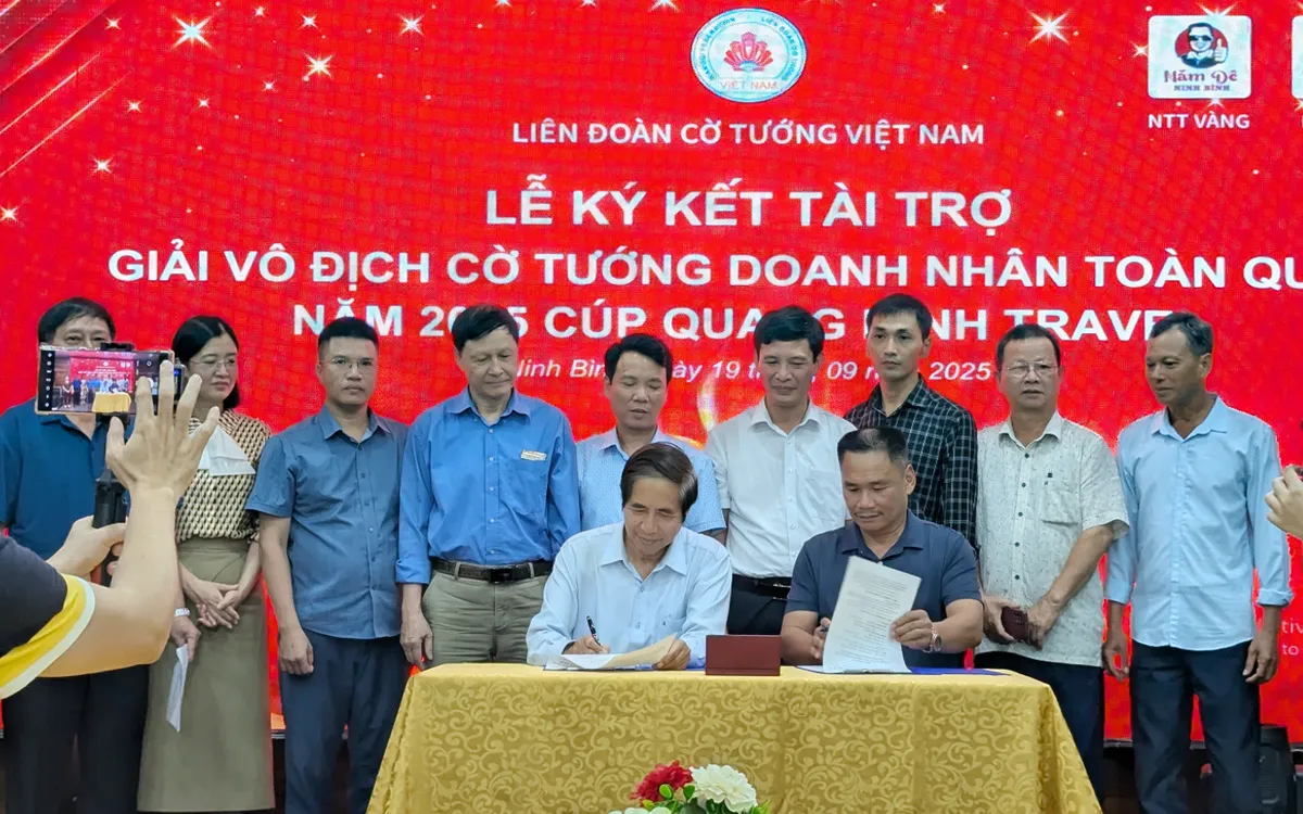 Ông Lưu Đức Hải - Đại diện Liên đoàn cờ tướng Việt Nam và ông Vũ Xuân Năm - Đại diện Quang Minh Travel thực hiện nghi thức ký kết hợp tác trong khuôn khổ Lễ công bố.