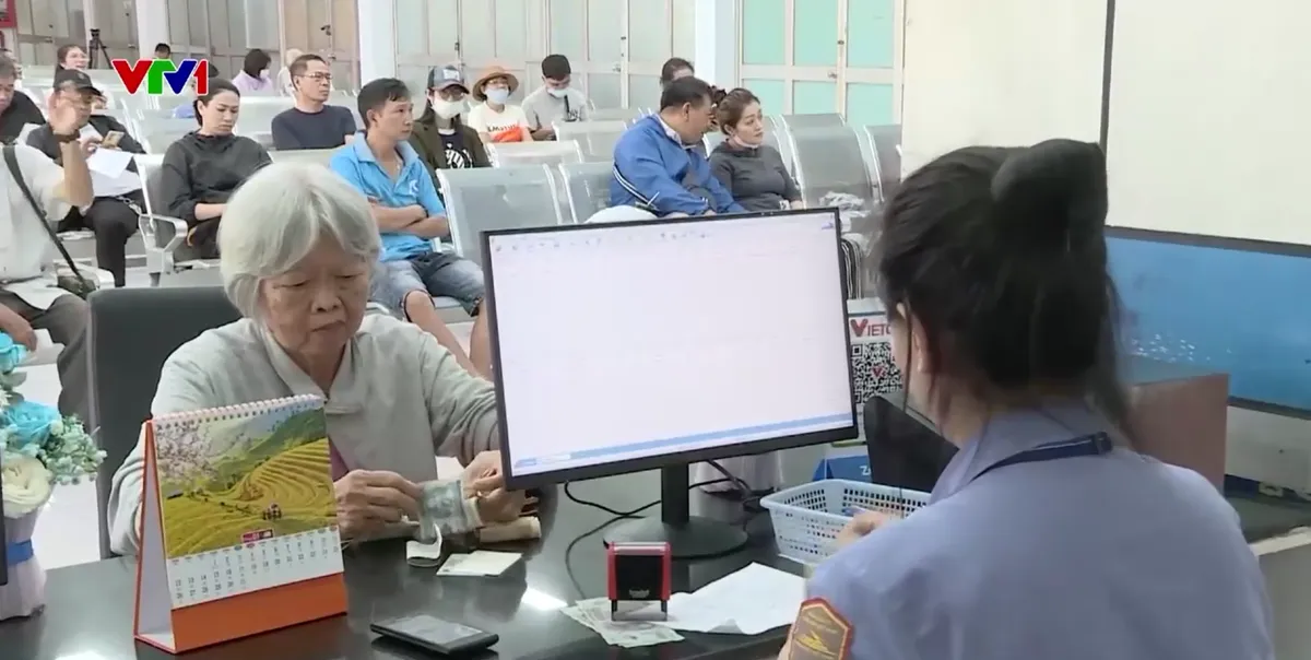 Ga Sài Gòn ngày đầu bán vé tàu Tết: Khách xếp hàng từ tờ mờ sáng - Ảnh 2.