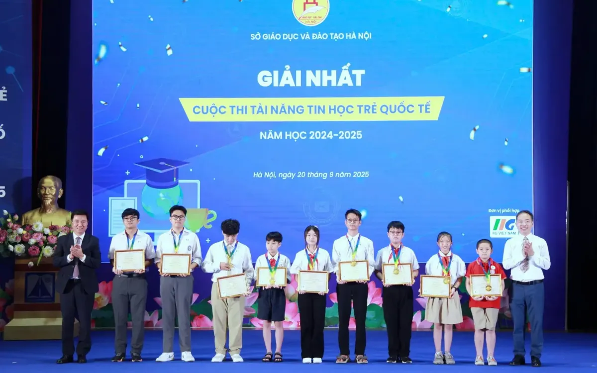 Phó Cục trưởng Cục Quản lý chất lượng (Bộ GD&ĐT) Nguyễn Ngọc Hà trao thưởng cho các học sinh xuất sắc đoạt giải Nhất. 