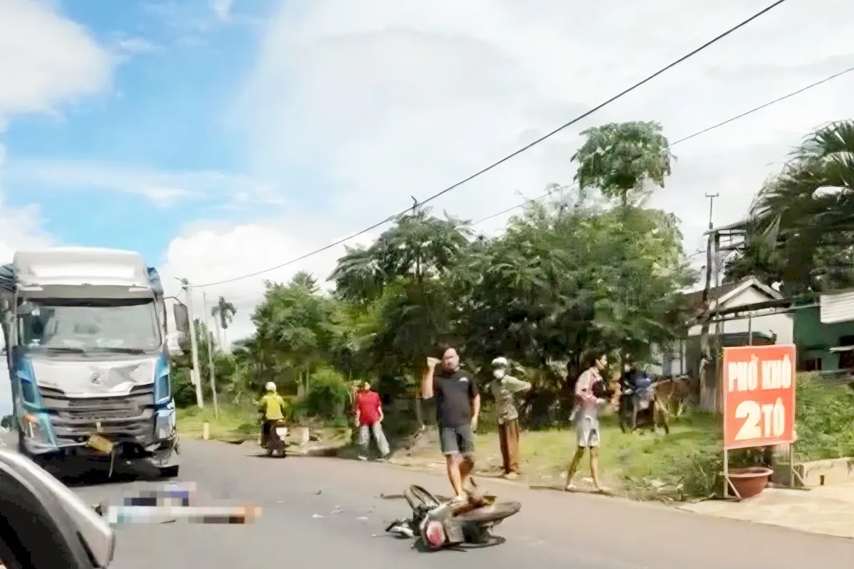 Xe máy va chạm ô tô tải trên Quốc lộ 14, 2 người tử vong- Ảnh 2. Xe máy va chạm ô tô tải trên Quốc lộ 14, 2 người tử vong- Ảnh 2.