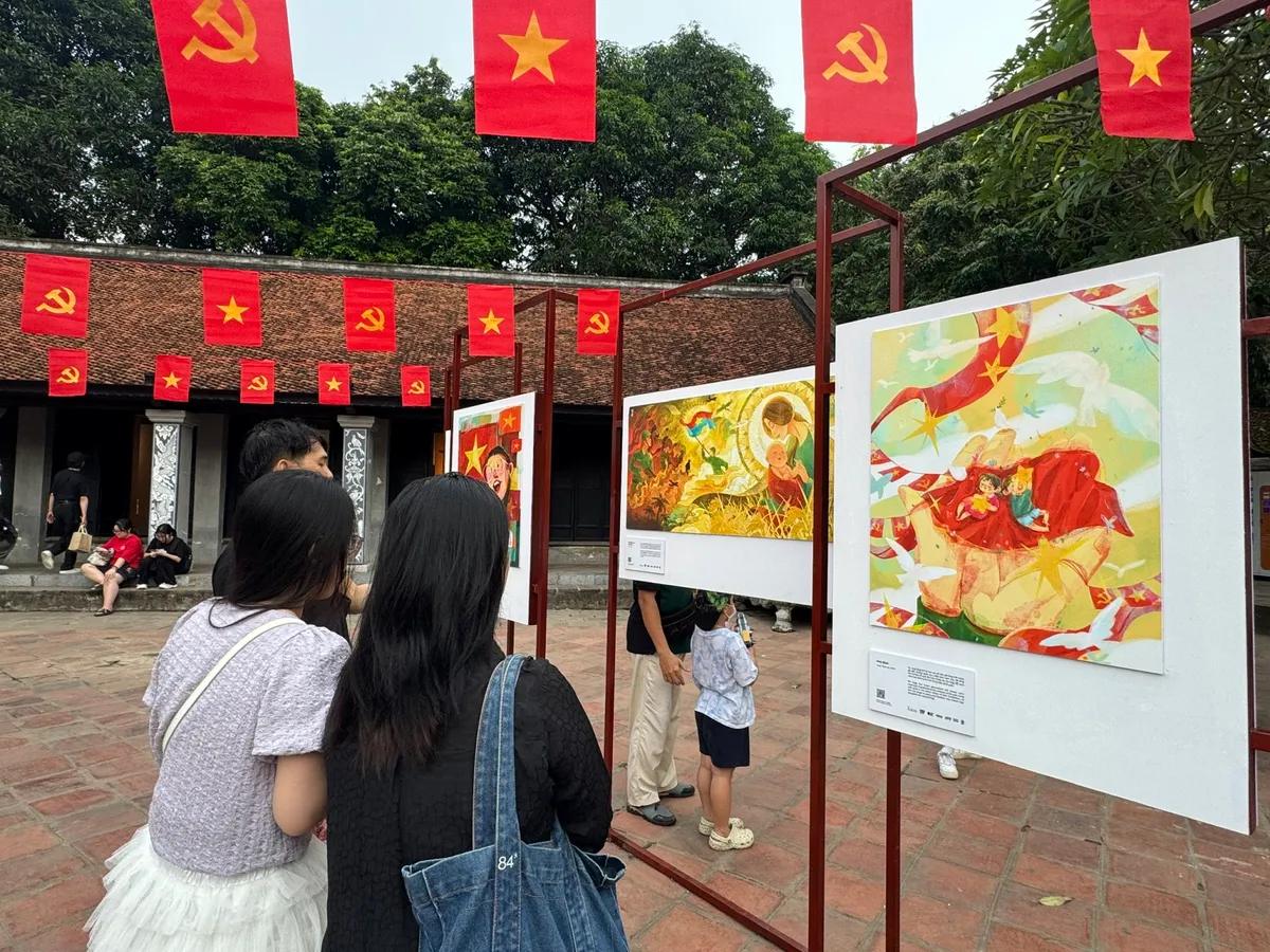 Thưởng lãm những bức vẽ “Dân tộc tự hào” tại Văn Miếu- Quốc Tử Giám - Ảnh 2.