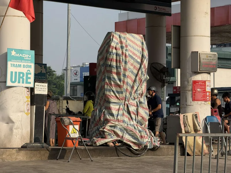 Xế sang lùi trúng cột bơm xăng ở Hà Nội gây cháy dữ dội  - Ảnh 1.