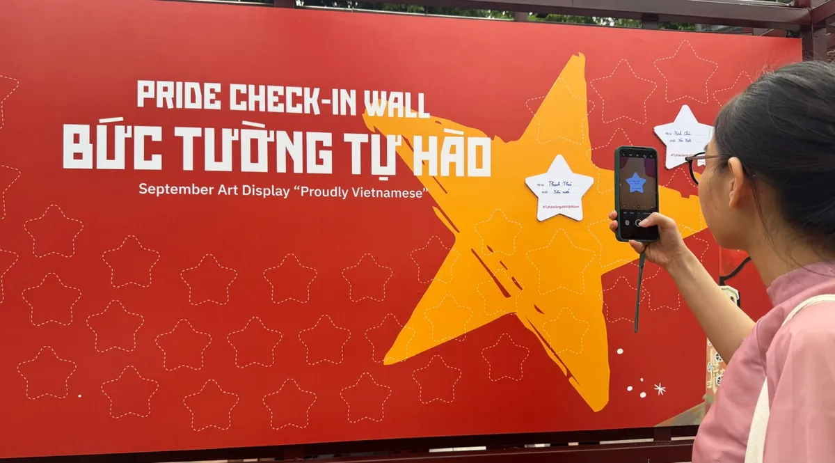 Thưởng lãm những bức vẽ “Dân tộc tự hào” tại Văn Miếu- Quốc Tử Giám - Ảnh 3.