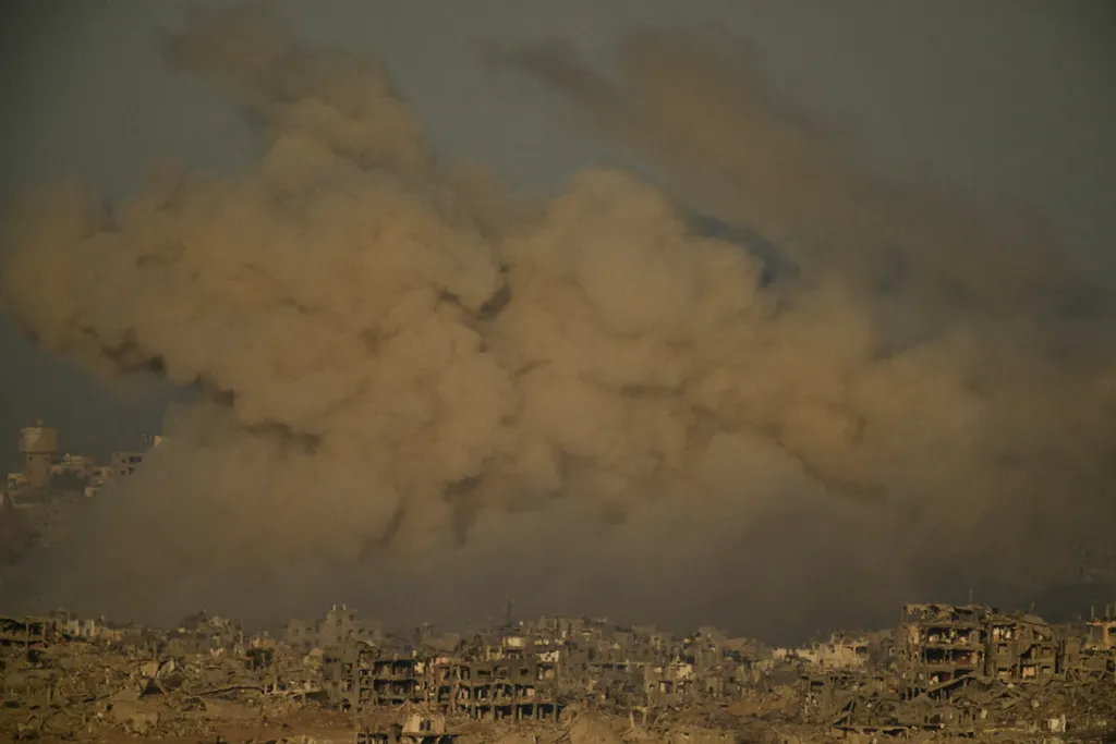Israel không kích dữ dội thành phố Gaza, ít nhất 51 người thiệt mạng- Ảnh 1. Israel không kích dữ dội thành phố Gaza, ít nhất 51 người thiệt mạng- Ảnh 1.