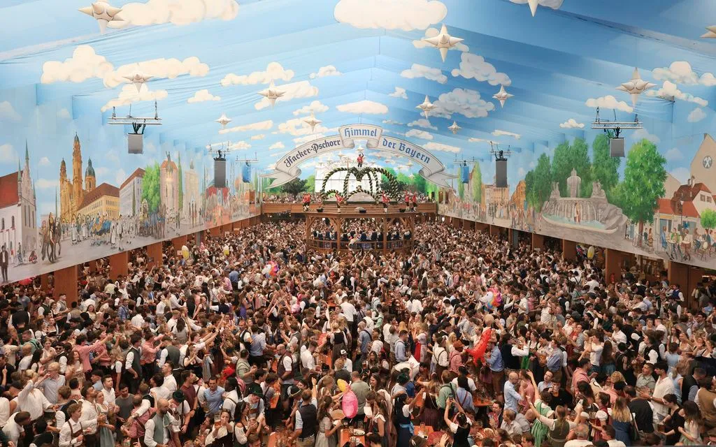 Khách tham quan ngồi trong lều lễ hội Hacker-Pschorr trong ngày khai mạc Oktoberfest tại Munich, Đức, 20/9/2025. (Ảnh: AP)