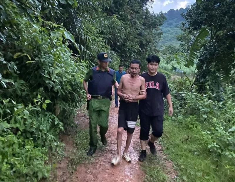 Bắt nghi phạm sát hại cụ bà 87 tuổi khi lẩn trốn trên đồi- Ảnh 1. Bắt nghi phạm sát hại cụ bà 87 tuổi khi lẩn trốn trên đồi- Ảnh 1.