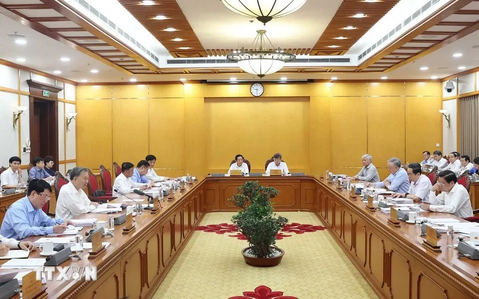 Bộ Chính trị, Ban Bí thư họp triển khai thực hiện sắp xếp tổ chức bộ máy của hệ thống chính trị dưới sự chủ trì của Tổng Bí thư Tô Lâm (Ảnh: Thống Nhất/TTXVN) Bộ Chính trị, Ban Bí thư họp triển khai thực hiện sắp xếp tổ chức bộ máy của hệ thống chính trị dưới sự chủ trì của Tổng Bí thư Tô Lâm (Ảnh: Thống Nhất/TTXVN)