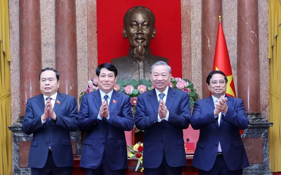 Tổng Bí thư Tô Lâm, Chủ tịch nước Lương Cường, Thủ tướng Chính phủ Phạm Minh Chính và Chủ tịch Quốc hội Trần Thanh Mẫn tại lễ bàn giao công tác của Chủ tịch nước (Ảnh: TTXVN) Tổng Bí thư Tô Lâm, Chủ tịch nước Lương Cường, Thủ tướng Chính phủ Phạm Minh Chính và Chủ tịch Quốc hội Trần Thanh Mẫn tại lễ bàn giao công tác của Chủ tịch nước (Ảnh: TTXVN)
