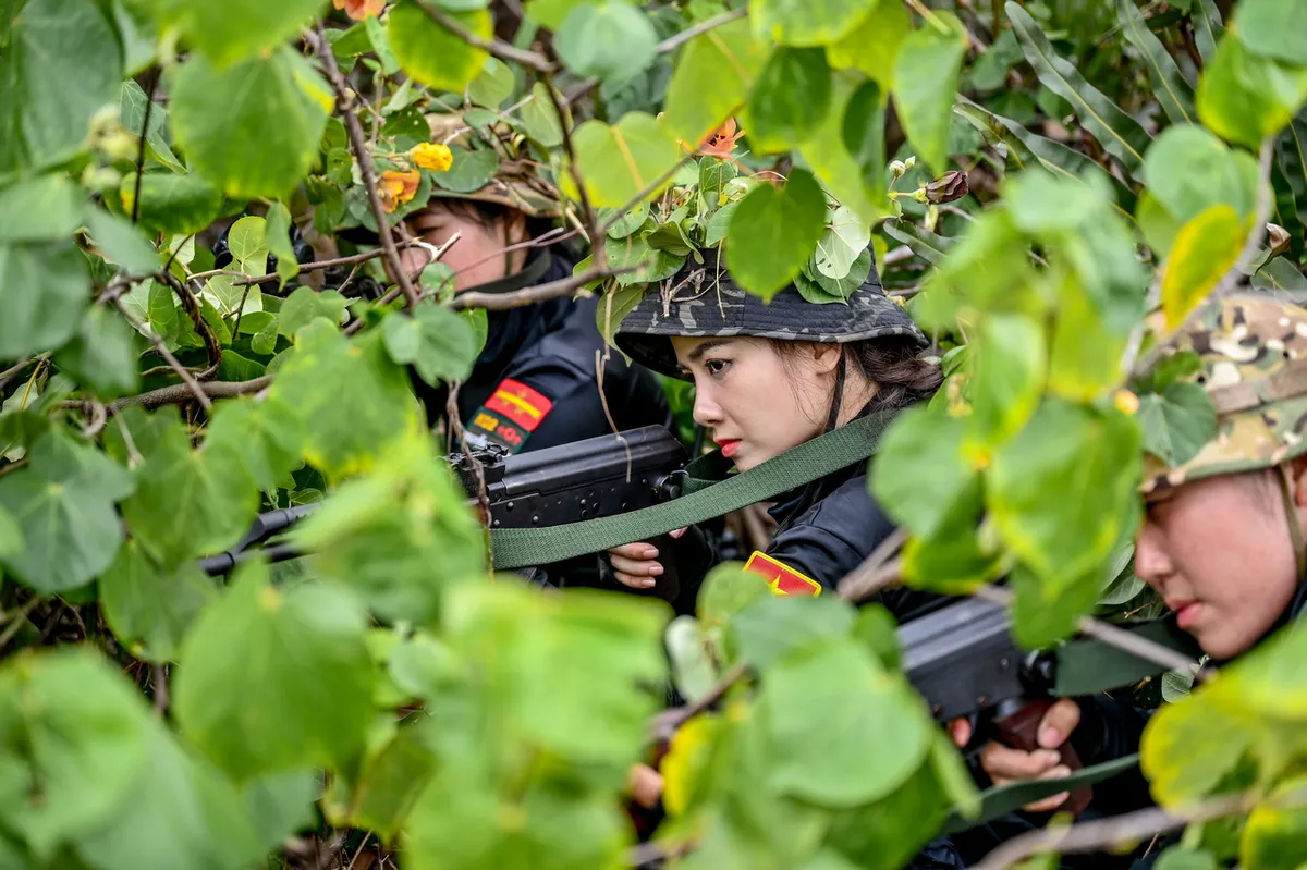 Chiến sĩ quả cảm - Tập 9: Khói lửa, bùn lầy và những bất ngờ từ dàn khách mời nữ - Ảnh 8.