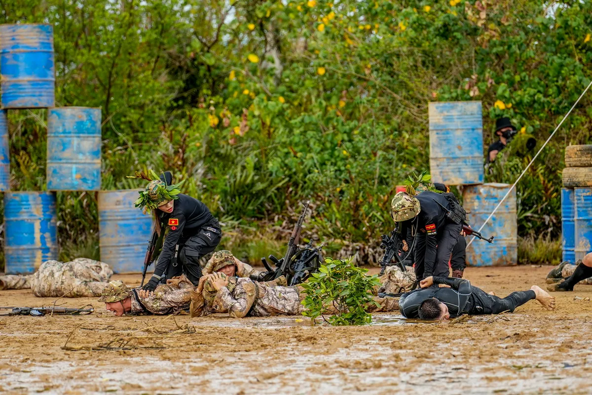 Chiến sĩ quả cảm - Tập 9: Khói lửa, bùn lầy và những bất ngờ từ dàn khách mời nữ - Ảnh 9.