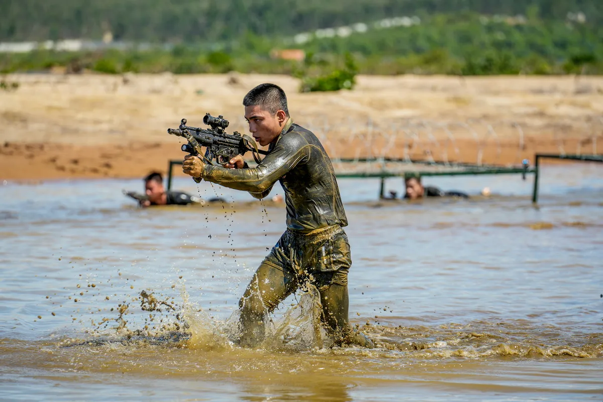 Chiến sĩ quả cảm - Tập 9: Khói lửa, bùn lầy và những bất ngờ từ dàn khách mời nữ - Ảnh 3.