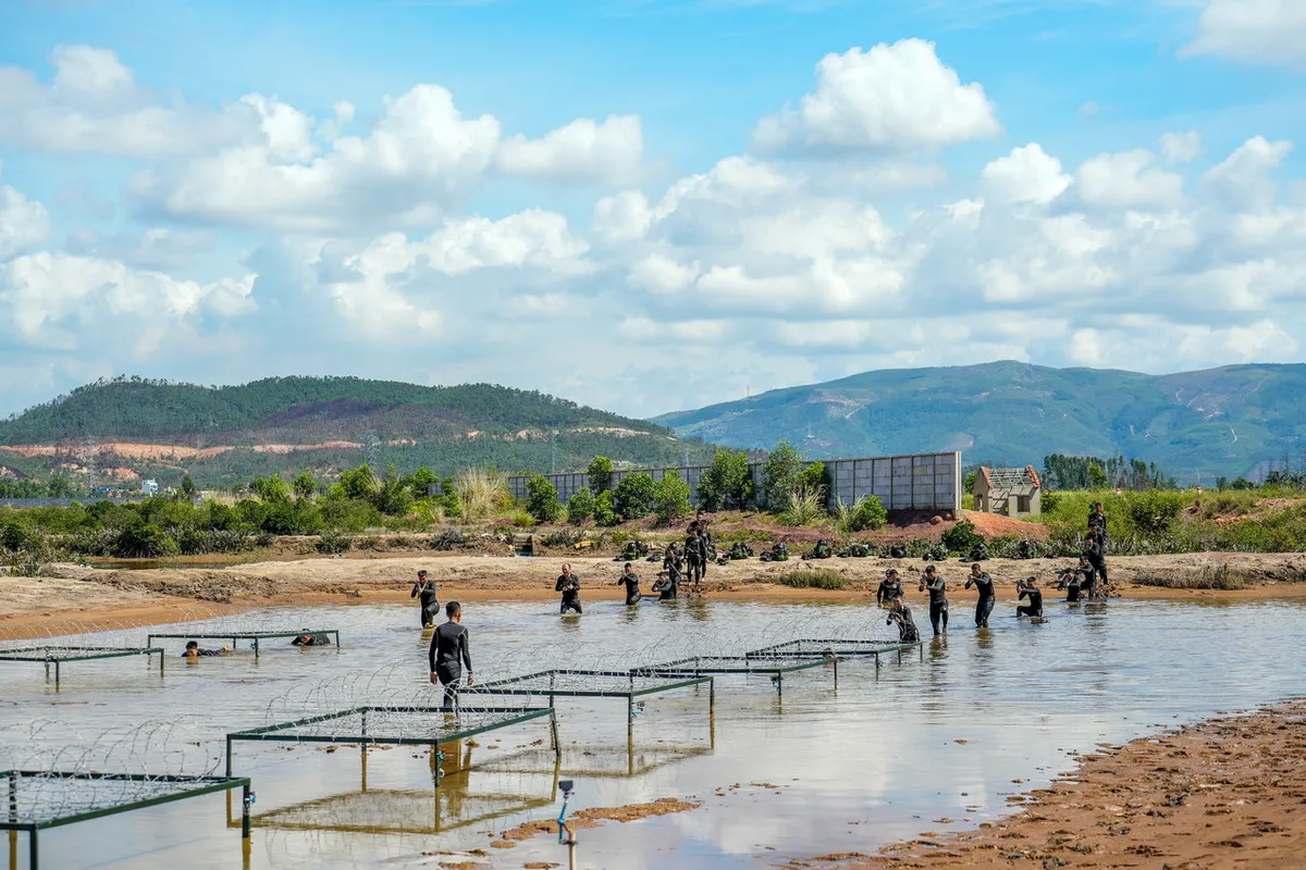 Chiến sĩ quả cảm - Tập 9: Khói lửa, bùn lầy và những bất ngờ từ dàn khách mời nữ - Ảnh 1.
