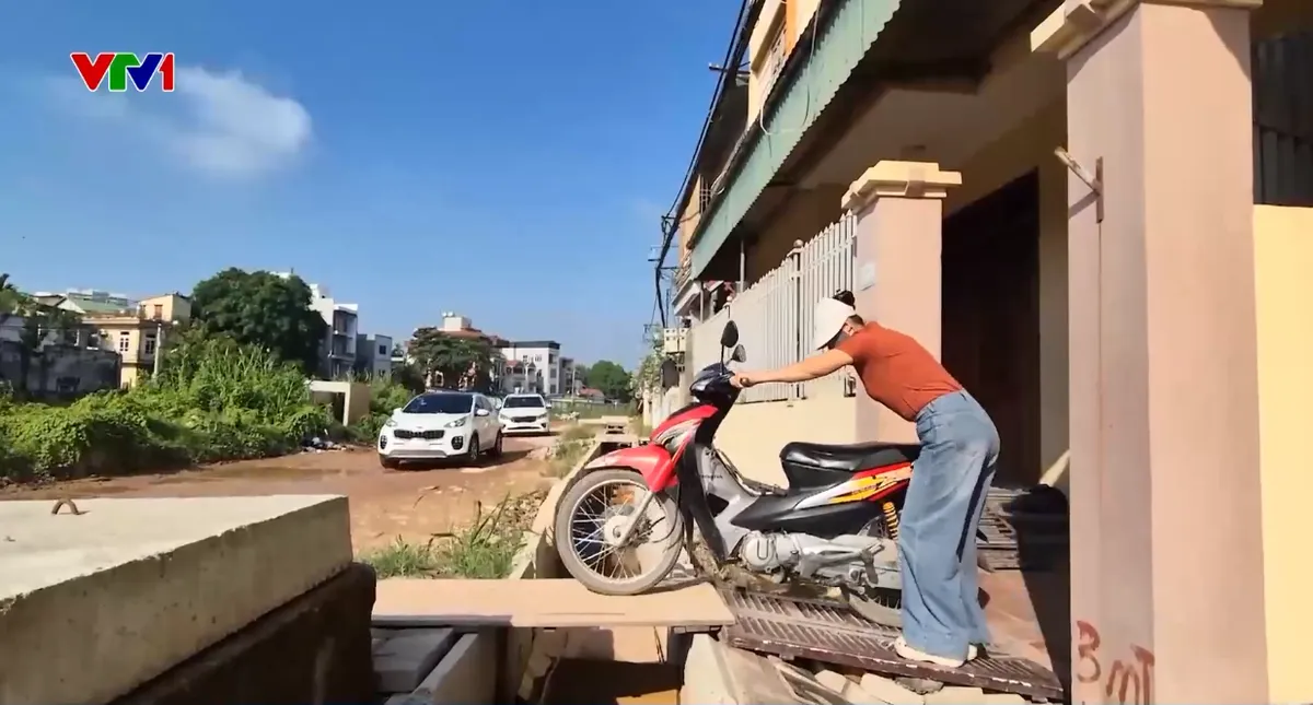 Đường Ngô Quyền (Hà Nội) thi công dở dang gây khó khăn cho hàng trăm hộ dân - Ảnh 1.