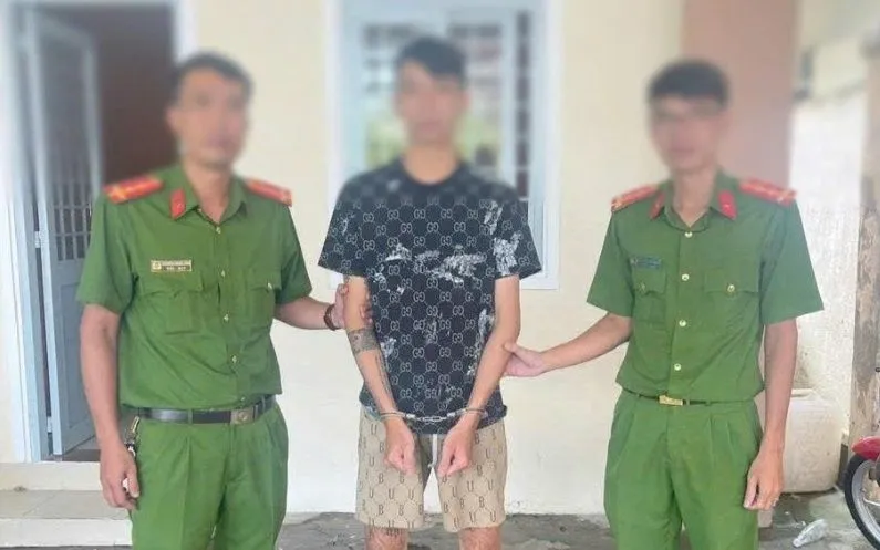 Đối tượng Khanh bị áp giải về trụ sở Phòng Cảnh sát hình sự để làm việc Đối tượng Khanh bị áp giải về trụ sở Phòng Cảnh sát hình sự để làm việc