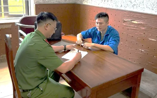 Vũ Mạnh Hùng tại cơ quan công an