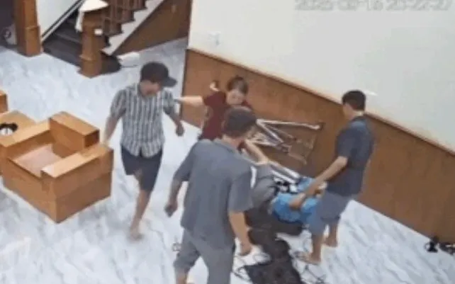 Ông G. (mặc áo xanh) trú tại xã Gia Tường, tỉnh Ninh Bình bị nhóm thanh niên xông vào hành hung.