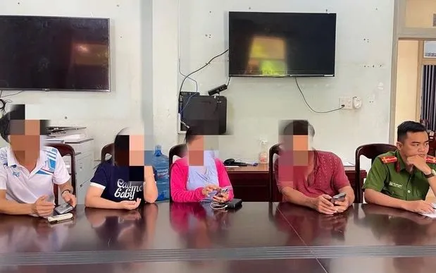 Gia đình trình báo công an về việc nữ sinh viên bị bắt cóc. Ảnh: NLĐ Gia đình trình báo công an về việc nữ sinh viên bị bắt cóc. Ảnh: NLĐ