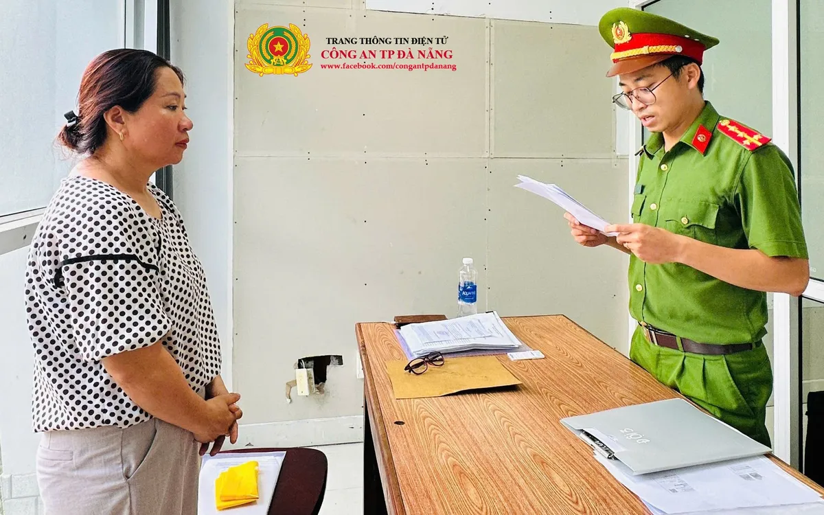 Cơ quan Cảnh sát điều tra Công an thành phố Đà Nẵng tống đạt các quyết định đối với Đặng Thị Hoài.
