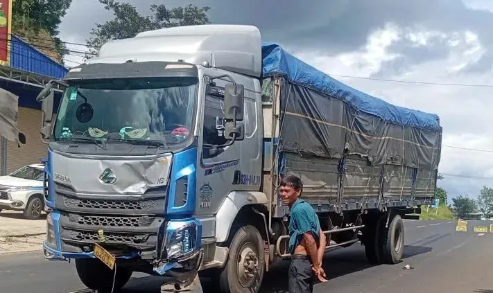 Xe máy va chạm ô tô tải trên Quốc lộ 14, 2 người tử vong- Ảnh 1. Xe máy va chạm ô tô tải trên Quốc lộ 14, 2 người tử vong- Ảnh 1.