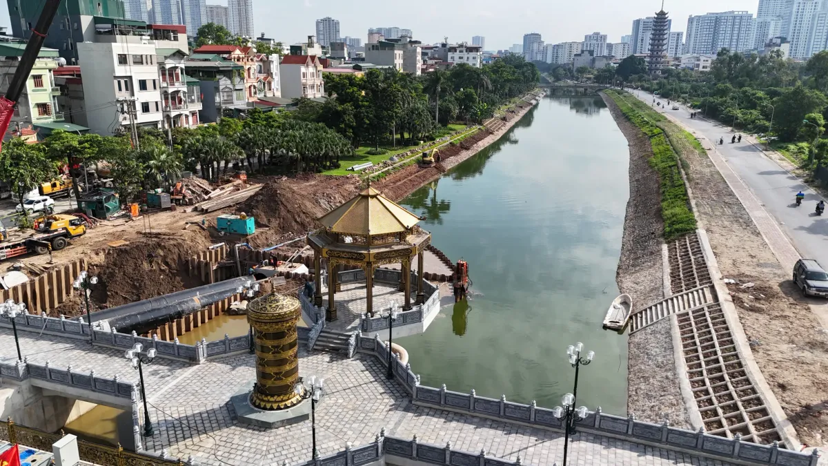 Bổ cập nước từ Nhà máy Yên Xá hòa vào sông Tô Lịch - Ảnh 1.