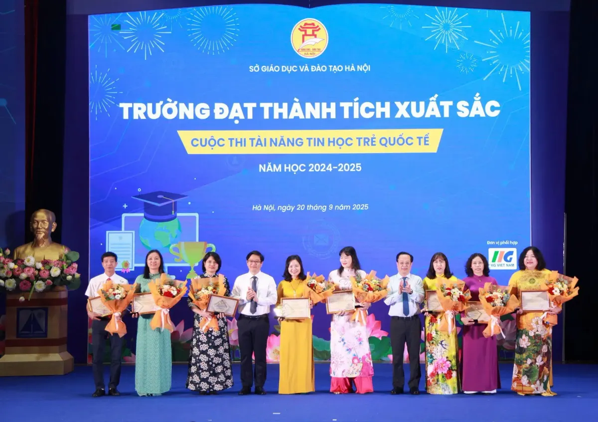 Nhiều học sinh Hà Nội đạt mức điểm cao nhất theo chuẩn Tin học quốc tế
- Ảnh 1. Nhiều học sinh Hà Nội đạt mức điểm cao nhất theo chuẩn Tin học quốc tế
- Ảnh 1.