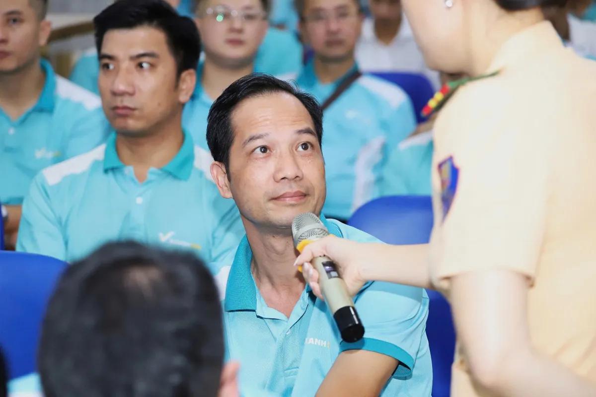 CSGT Hà Nội tập huấn pháp luật giao thông cho Gần 200 tài xế taxi - Ảnh 4.