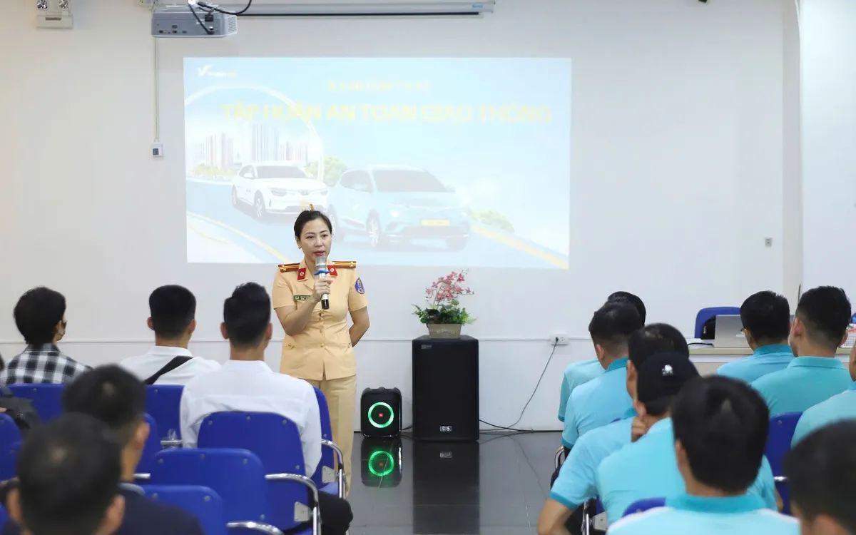CSGT Hà Nội tập huấn Luật Trật tự, an toàn giao thông đường bộ đối với tài xế taxi Sanh SM. CSGT Hà Nội tập huấn Luật Trật tự, an toàn giao thông đường bộ đối với tài xế taxi Sanh SM.